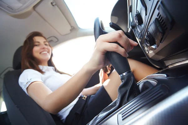 Mujer conduciendo coche — Foto de Stock