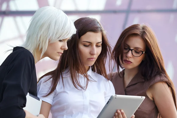 Grupo de mulheres de negócios com gadgets digitais — Fotografia de Stock