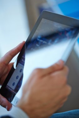 Dijital tablet ile işadamı