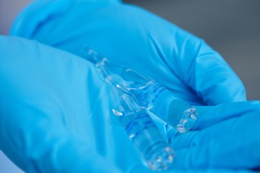 şişeleri tutan doktor