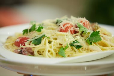 Spagetti domates ve maydanoz ile