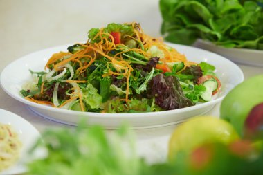 Tabakta sebze salatası