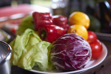 Tabakta taze sebzeler