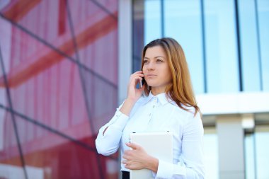 Tablet pc ve cep telefonu ile güzel kız 