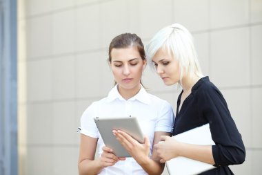 Dijital aygıtları ile iş kadınları