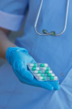 tıbbi kapsül tutan doktor