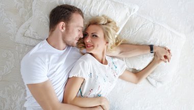 yatakta Romantik Çift