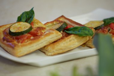 puf böreği, kabak, domates