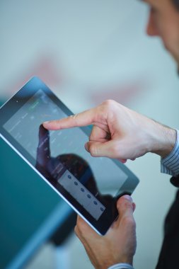 Dijital tablet ile işadamı