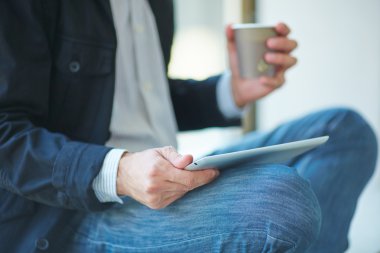 adam tablet ve kahve