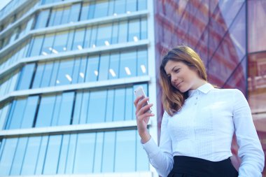 Telefon kullanan güzel kadın