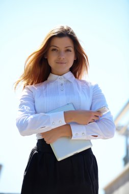 Tablet pc ve cep telefonu ile güzel kız 