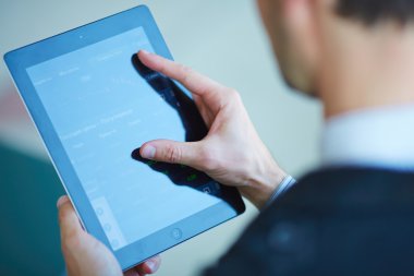 Dijital tablet ile işadamı