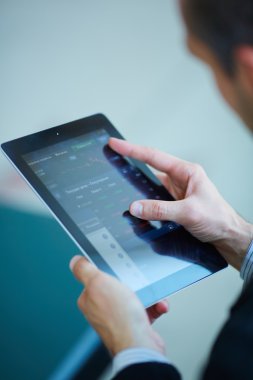 Dijital tablet ile işadamı