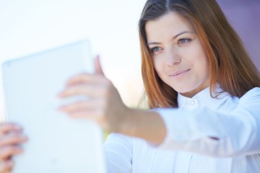 tablet pc ile güzel kız