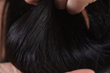 uzun siyah saçlı kadın