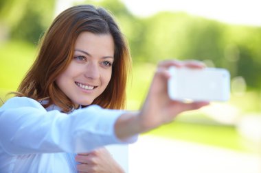 İş kadını sokakta telefon ile