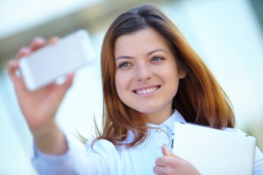 İş kadını sokakta telefon ile