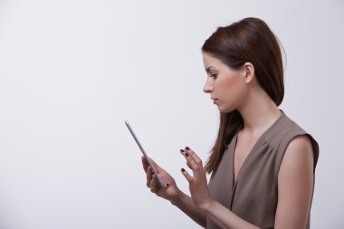 Elinde tablet olan kadın