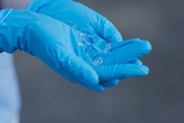 şişeleri tutan doktor