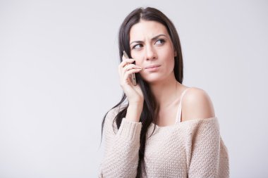 Cep telefonu olan kadın.