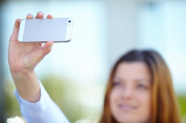 Telefon kullanan güzel kadın