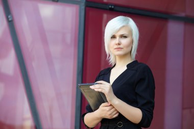 Tablet bilgisayarlı iş kadını