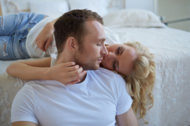 gülümseyen mutlu çift