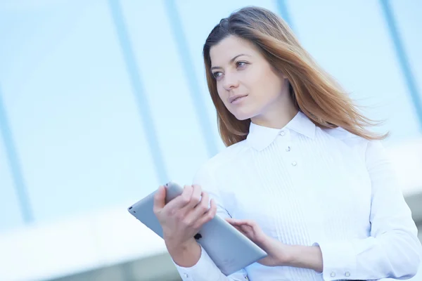 Vacker flicka med TabletPC — Stockfoto