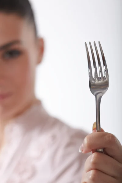 Femme avec fourchette en métal — Photo