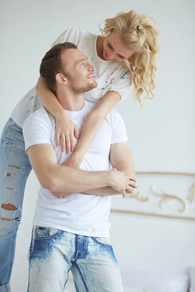 Couple standing embracing — Stock Photo, Image