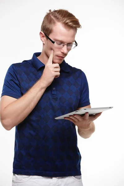 Hombre joven con tableta PC — Foto de Stock