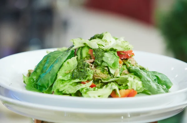 Salade de légumes sur assiette — Photo