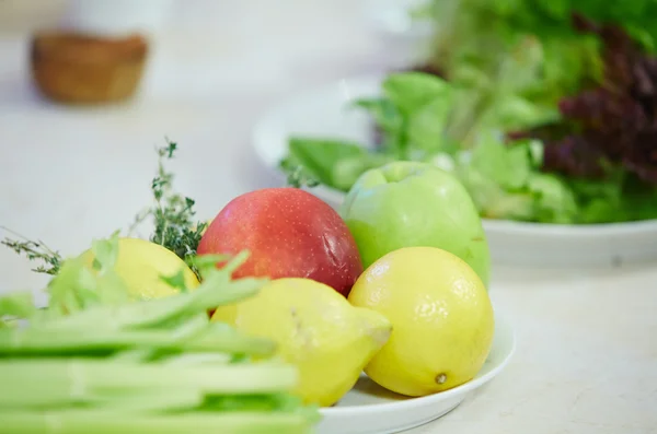 Appelen, citroenen, paprika's op plaat — Stockfoto