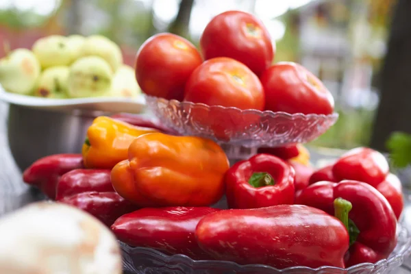 Verduras frescas en plato — Foto de Stock