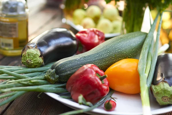 Verduras frescas en plato — Foto de Stock