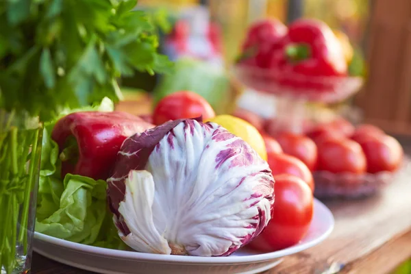 Verduras frescas en plato — Foto de Stock