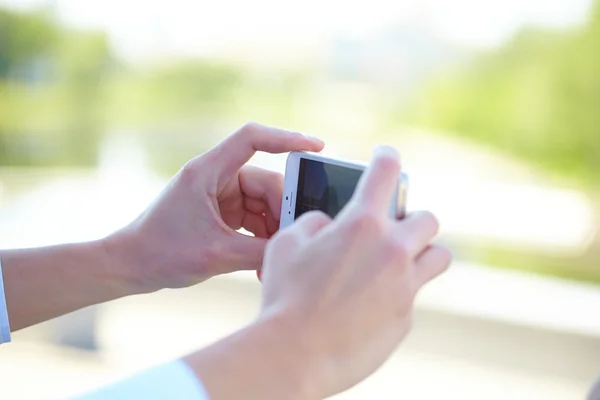 Mani utilizzando il telefono — Foto Stock