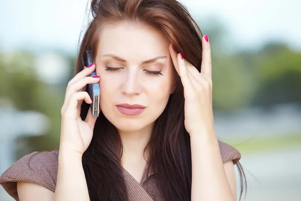 Hermosa mujer de negocios con teléfono — Foto de Stock