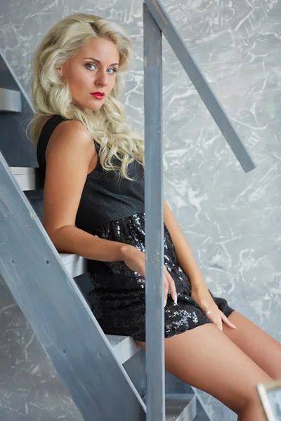 Blond kvinna poserar nära trappor — Stockfoto