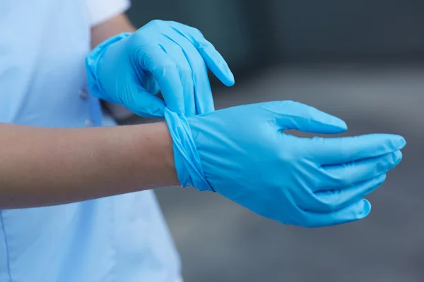 Arzt trägt medizinische Handschuhe — Stockfoto