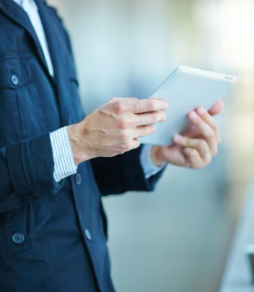 Man bedrijf Tablet PC — Stockfoto