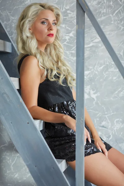Blond kvinna poserar nära trappor — Stockfoto