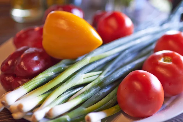 Verduras frescas en platos — Foto de Stock
