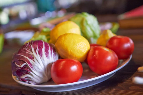 Frisches Gemüse in Gerichten — Stockfoto