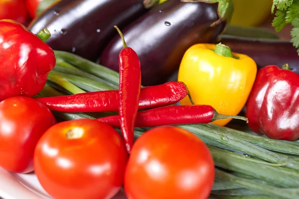 Verduras frescas en plato — Foto de Stock