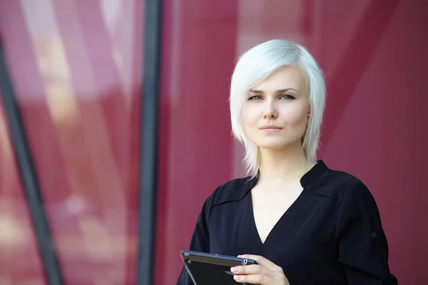 Mujer de negocios con tableta pc — Foto de Stock