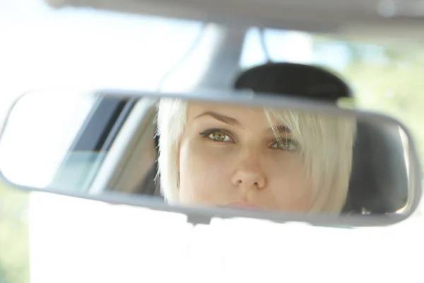 Mujer conduciendo coche — Foto de Stock