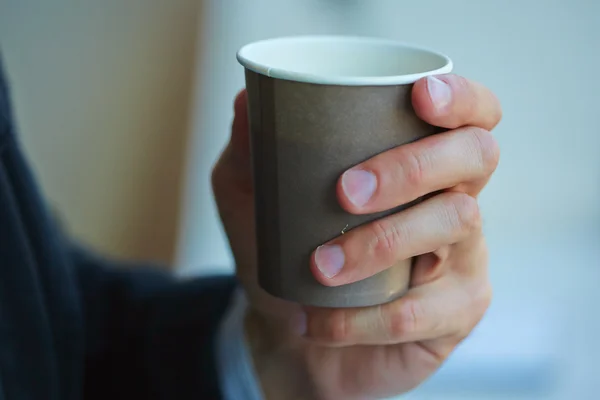 Mão com xícara de café — Fotografia de Stock