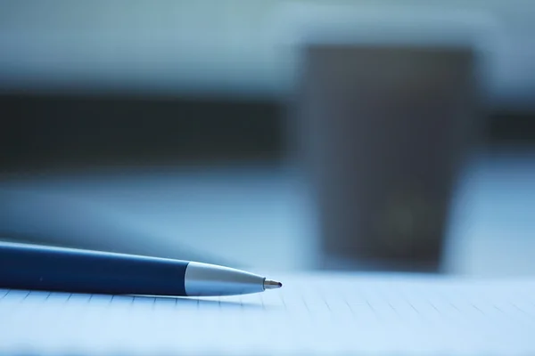 Papel y pluma en la oficina — Foto de Stock